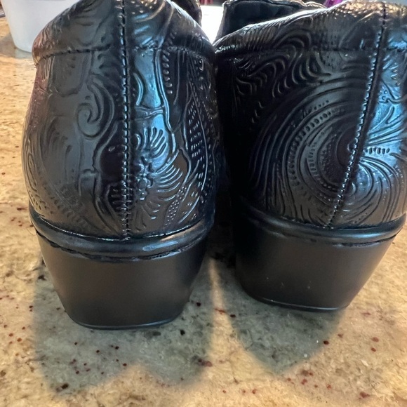 Yuu Bethanee Slip On Clog Black Tooled Size 8.5 EUC - Picture 5 of 8